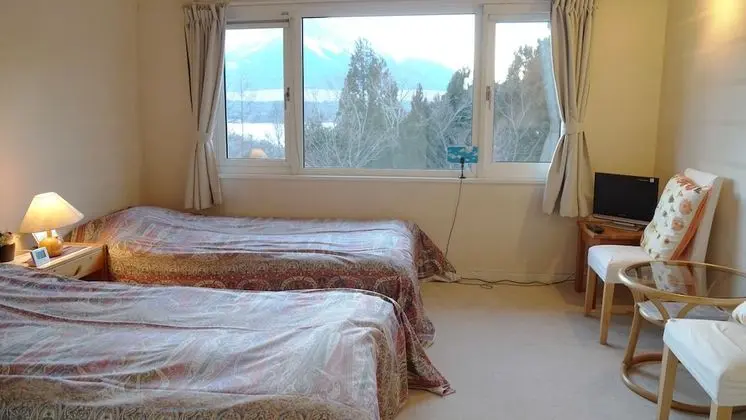İki Ayrı Yataklı Oda, Ortak Banyo