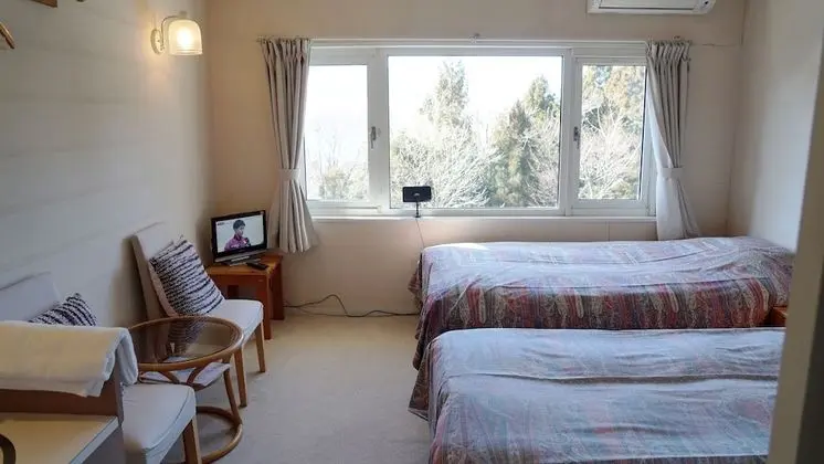 İki Ayrı Yataklı Oda, Ortak Banyo