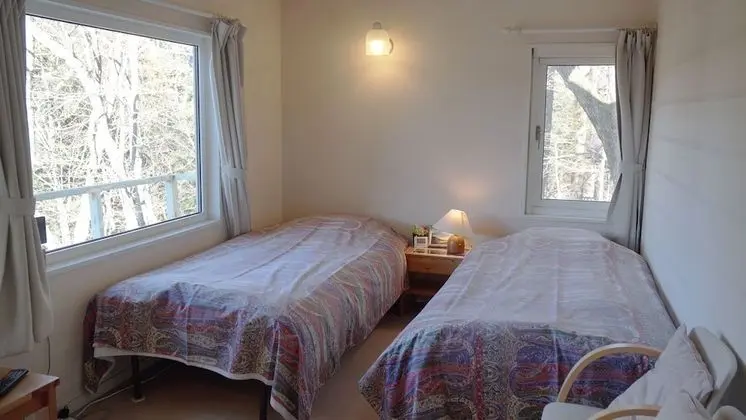 İki Ayrı Yataklı Oda, Ortak Banyo