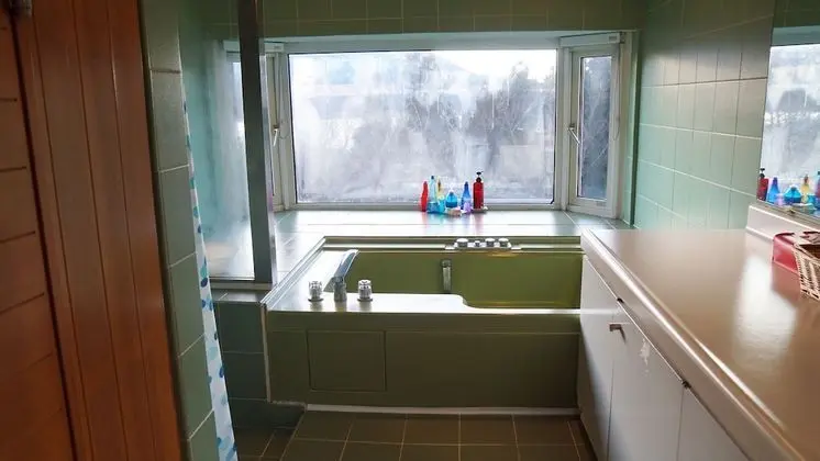 İki Ayrı Yataklı Oda, Ortak Banyo