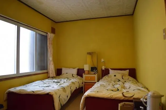 İki Ayrı Yataklı Oda, Ortak Banyo