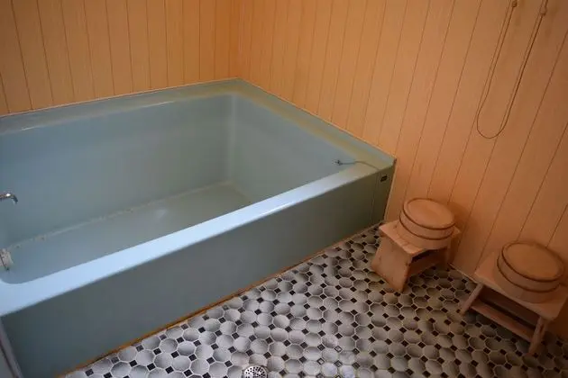 İki Ayrı Yataklı Oda, Ortak Banyo