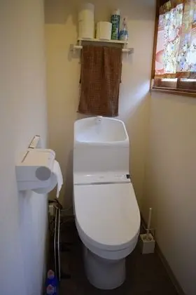 İki Ayrı Yataklı Oda, Ortak Banyo