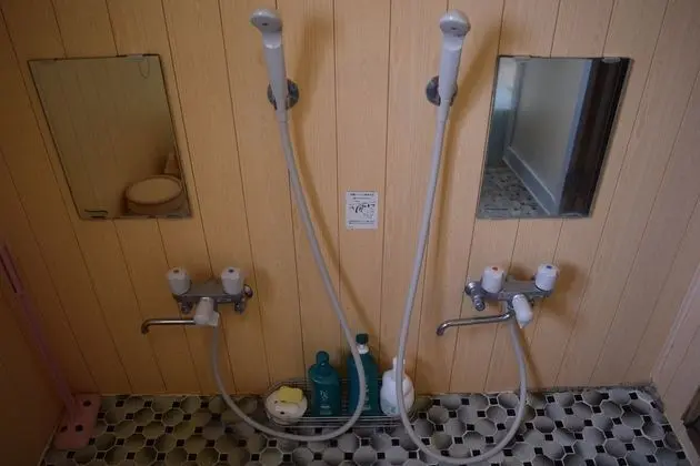 İki Ayrı Yataklı Oda, Ortak Banyo