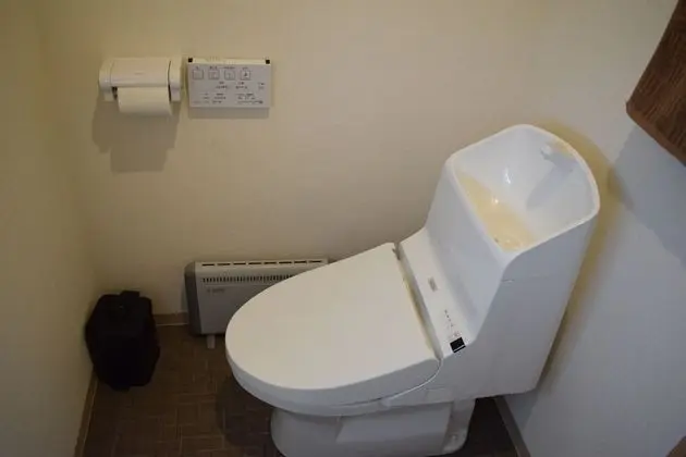 İki Ayrı Yataklı Oda, Ortak Banyo