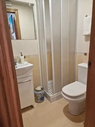 Tek Büyük Yataklı Oda, Ortak Banyo