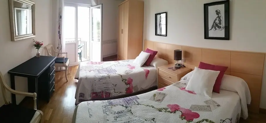 İki Ayrı Yataklı Oda, Ortak Banyo