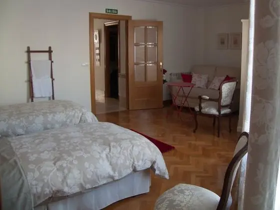 İki Ayrı Yataklı Oda, Ortak Banyo