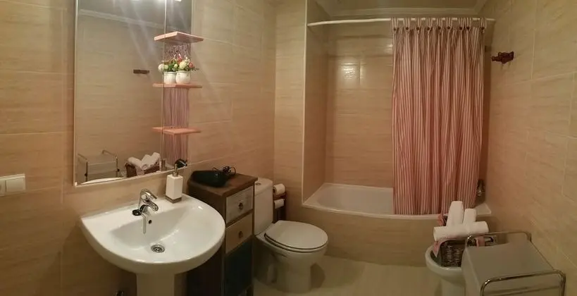 İki Ayrı Yataklı Oda, Ortak Banyo