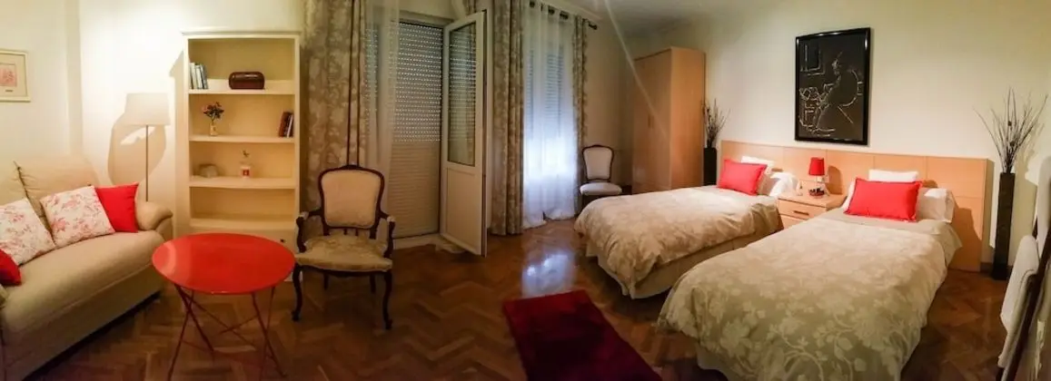 İki Ayrı Yataklı Oda, Ortak Banyo