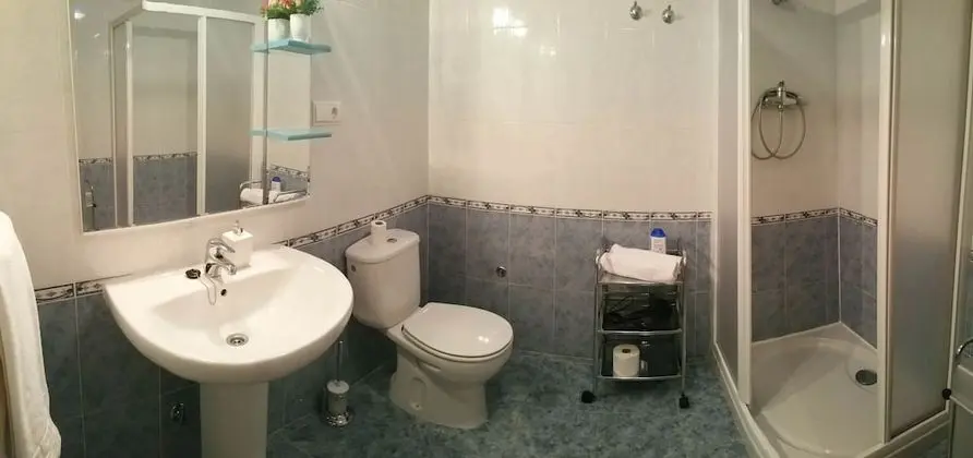 İki Ayrı Yataklı Oda, Ortak Banyo