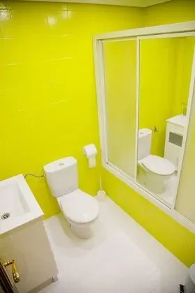 İki Ayrı Yataklı Oda, Ortak Banyo