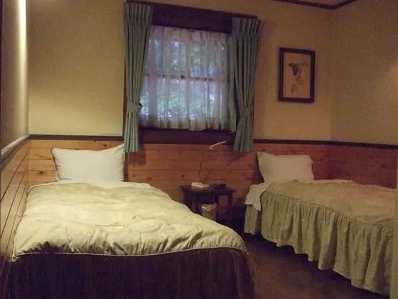 İki Ayrı Yataklı Oda, Ortak Banyo