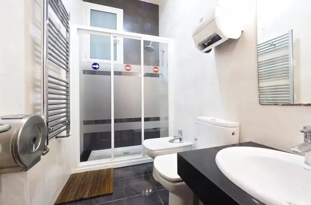 Tek Büyük Yataklı Oda, 1 Çift Kişilik Yatak, Ortak Banyo