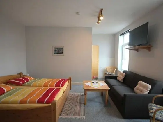 Üç Kişilik Oda, 1 Büyük (Queen) Boy Yatak ve Çekyat