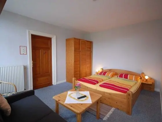 Üç Kişilik Oda, 1 Büyük (Queen) Boy Yatak ve Çekyat