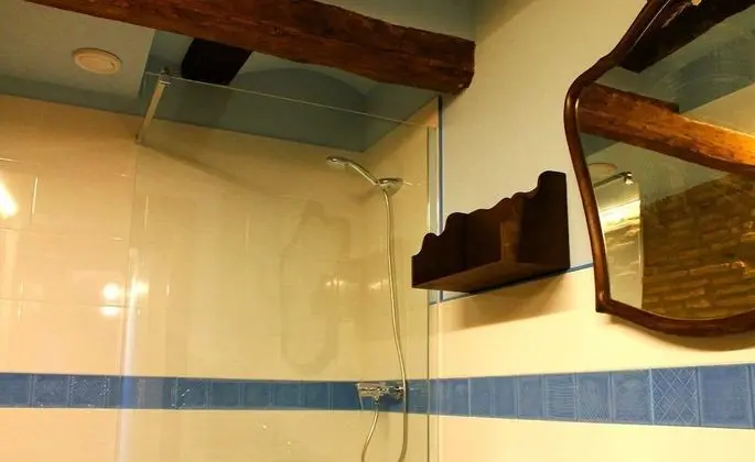 Tek Büyük veya İki Ayrı Yataklı Oda, Ortak Banyo