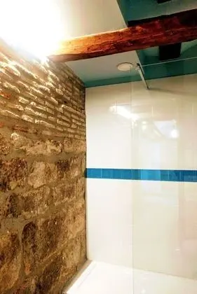 Tek Büyük veya İki Ayrı Yataklı Oda, Ortak Banyo