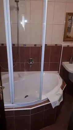 Tek Büyük veya İki Ayrı Yataklı Oda, Banyolu/Duşlu