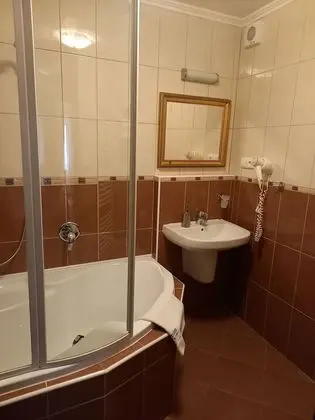 Tek Büyük veya İki Ayrı Yataklı Oda, Banyolu/Duşlu