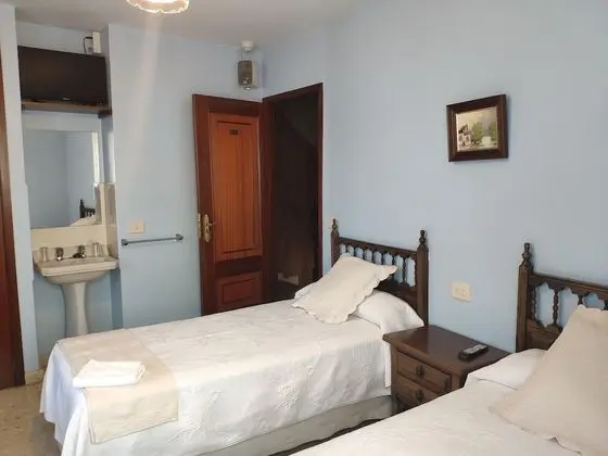 İki Ayrı Yataklı Oda, Ortak Banyo