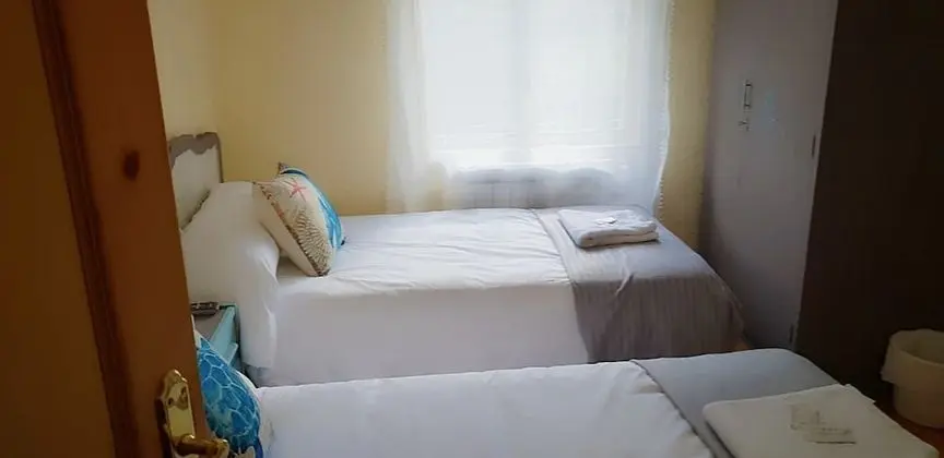 İki Ayrı Yataklı Oda, Ortak Banyo