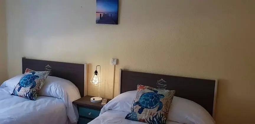 İki Ayrı Yataklı Oda, Ortak Banyo