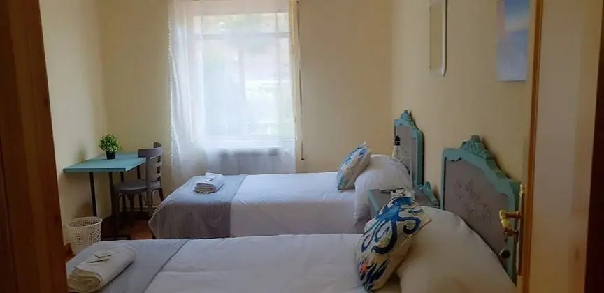 İki Ayrı Yataklı Oda, Ortak Banyo