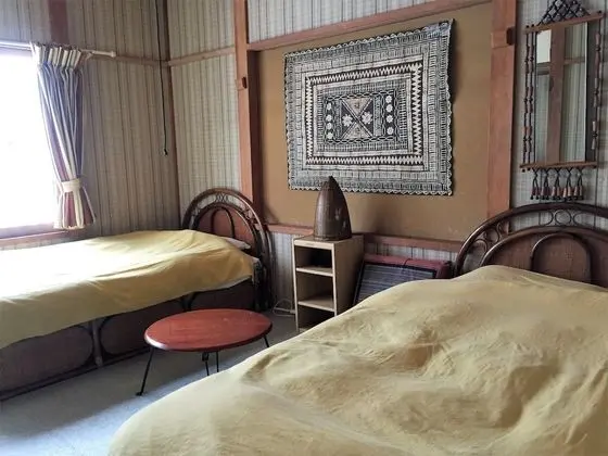 İki Ayrı Yataklı Oda, Ortak Banyo