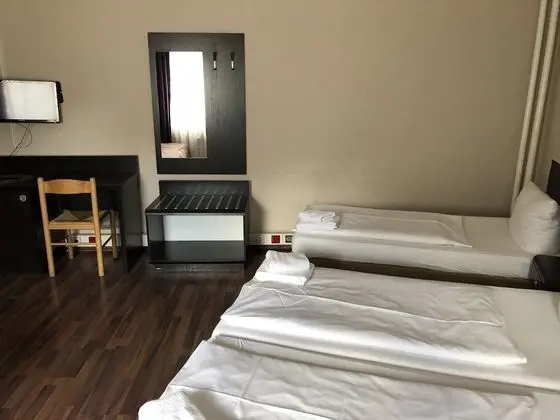 Economy Üç Kişilik Oda, Ortak Banyo