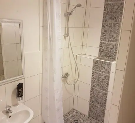 Economy Üç Kişilik Oda, Ortak Banyo