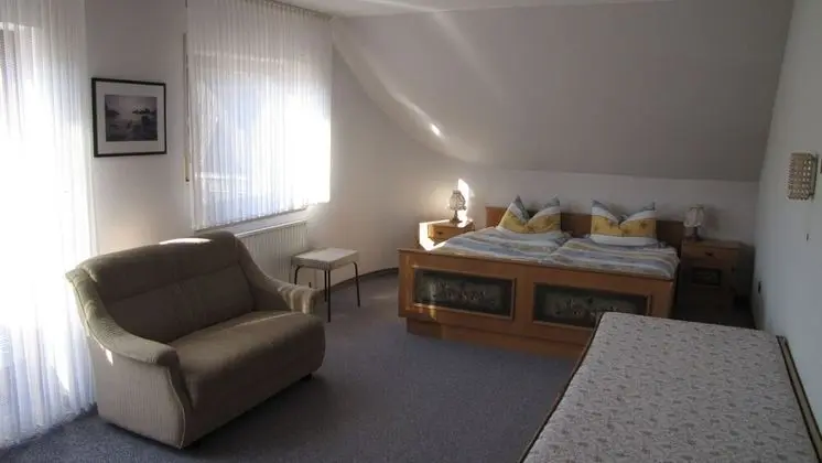 Apart Daire, Ek Bina