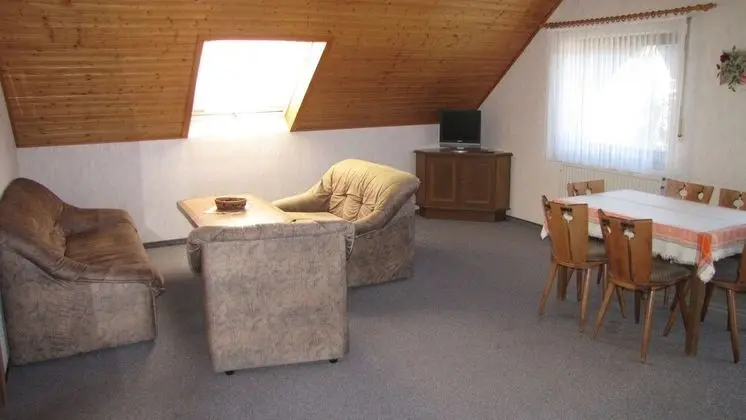 Apart Daire, Ek Bina