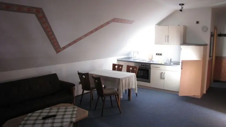 Apart Daire, Ek Bina