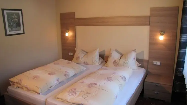 Apart Daire, Ek Bina