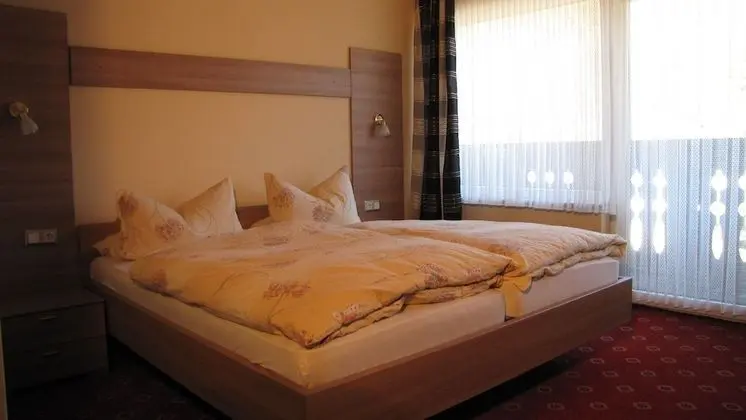 Apart Daire, Ek Bina