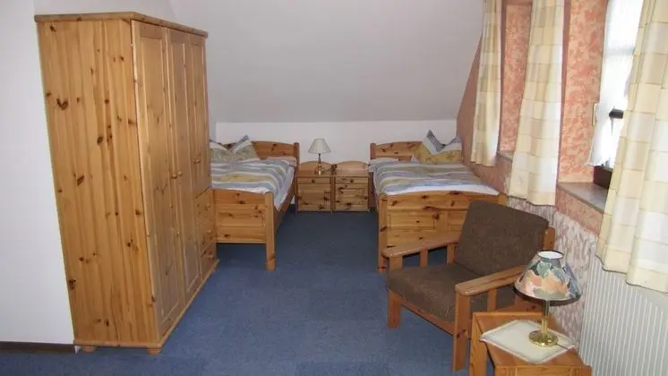 Apart Daire, Ek Bina