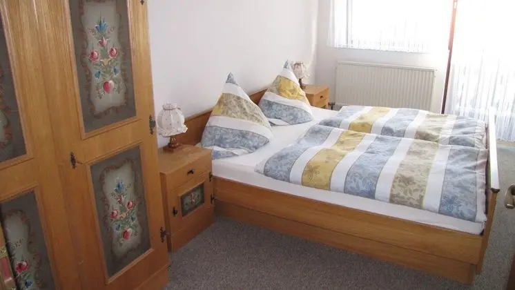 Apart Daire, Ek Bina