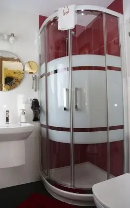Basic Tek Büyük Yataklı Oda, Özel Banyo, Bahçe Manzaralı (Hb Db)