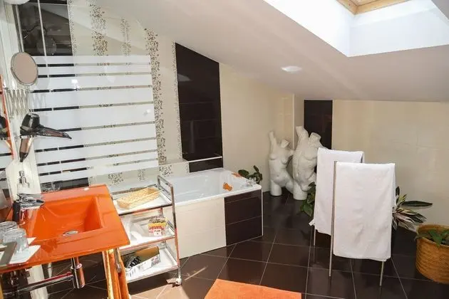 Superior Tek Büyük Yataklı Oda, Özel Banyo, Bahçe Manzaralı (Hb Db Superior)