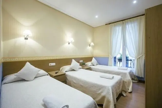 Üç Kişilik Oda, 3 Tek Kişilik Yatak, Ortak Banyo