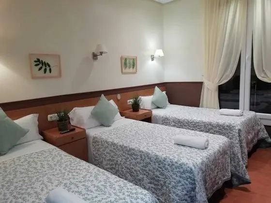 Üç Kişilik Oda, 3 Tek Kişilik Yatak, Ortak Banyo