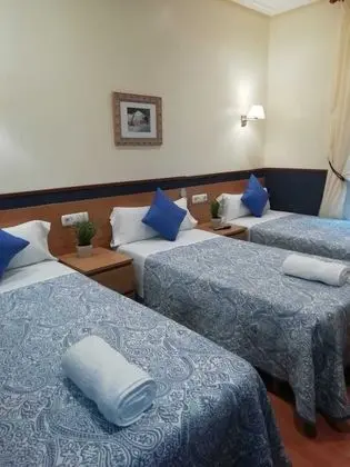 Üç Kişilik Oda, 3 Tek Kişilik Yatak, Ortak Banyo