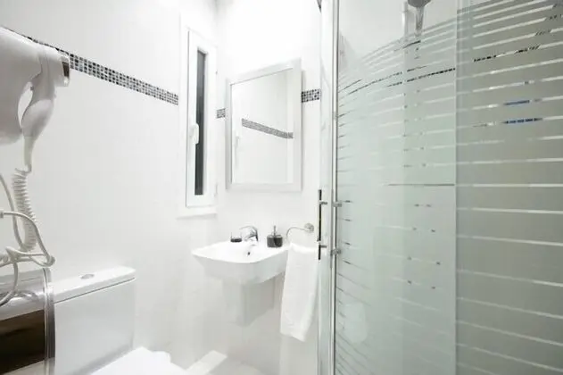 Üç Kişilik Oda, 3 Tek Kişilik Yatak, Ortak Banyo