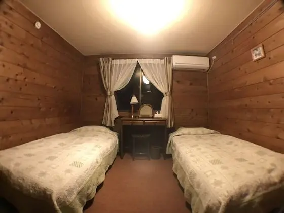 İki Ayrı Yataklı Oda, Ortak Banyo