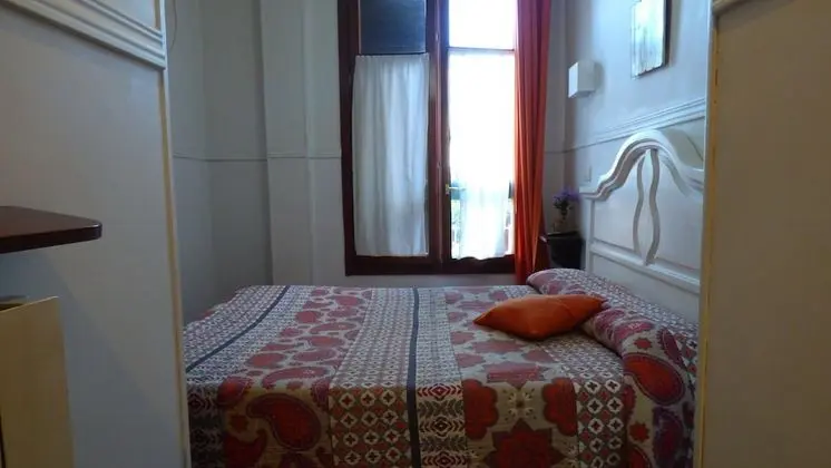 Tek Büyük veya İki Ayrı Yataklı Oda, Ortak Banyo