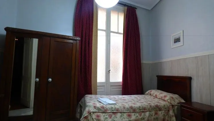 Tek Büyük veya İki Ayrı Yataklı Oda, Ortak Banyo