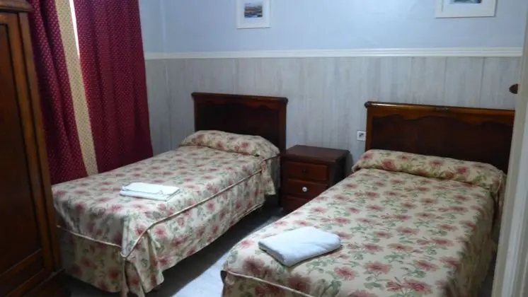 Tek Büyük veya İki Ayrı Yataklı Oda, Ortak Banyo