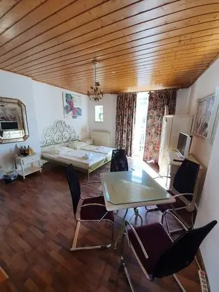 Üç Kişilik Oda