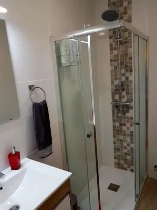 İki Ayrı Yataklı Oda, Ortak Banyo